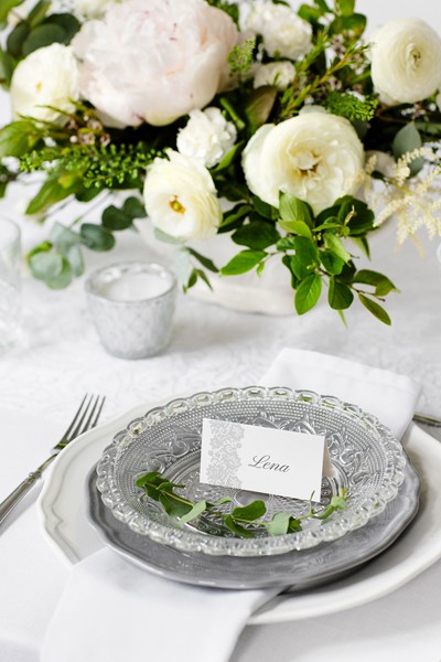 Svatební jmenovky na stůl se stříbrno šedým dekorem 